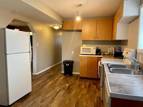 10712 113 Street, Fairview, AB - Indoor Photo Showing Kitchen With Double Sink