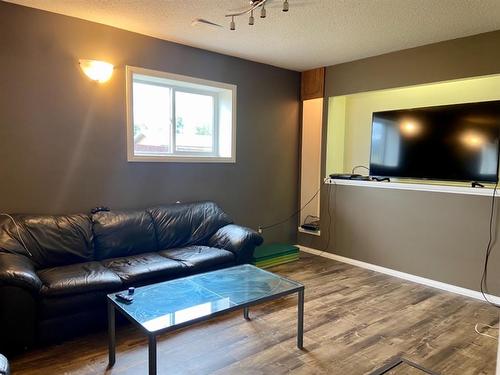 10712 113 Street, Fairview, AB - Indoor Photo Showing Living Room