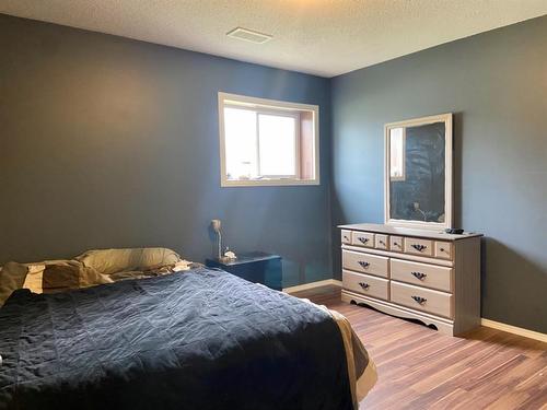 10712 113 Street, Fairview, AB - Indoor Photo Showing Bedroom