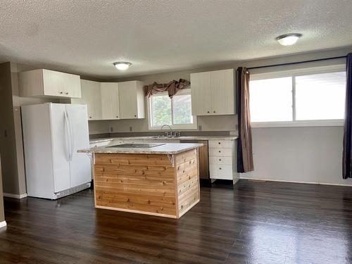 10712 113 Street, Fairview, AB - Indoor Photo Showing Kitchen