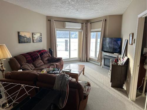 104-9810 94 Street, Peace River, AB - Indoor Photo Showing Living Room