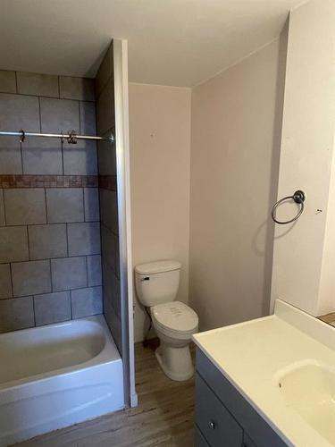 901 4 Avenue, Beaverlodge, AB - Indoor Photo Showing Bathroom