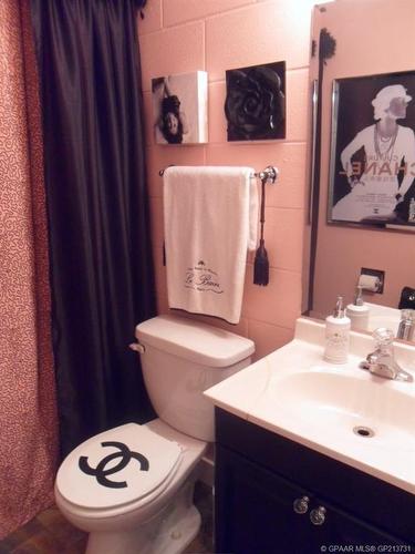 7-8808 96 Street, Peace River, AB - Indoor Photo Showing Bathroom