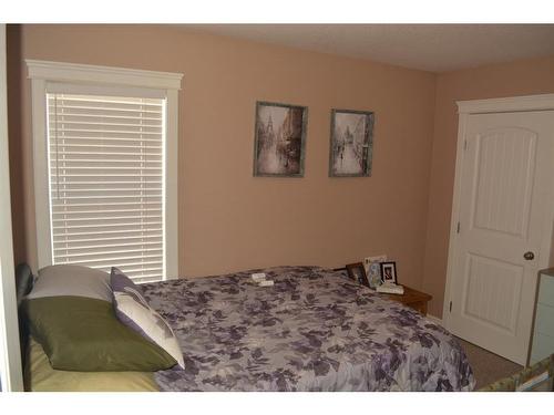 9122 130 Avenue, Peace River, AB - Indoor Photo Showing Bedroom