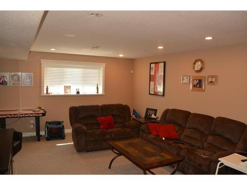 9122 130 Avenue, Peace River, AB - Indoor Photo Showing Living Room