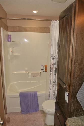 9122 130 Avenue, Peace River, AB - Indoor Photo Showing Bathroom