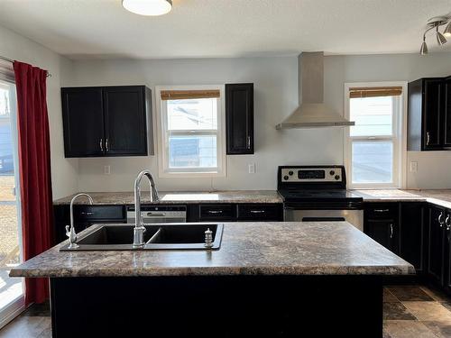 5005 47 Street, Valleyview, AB - Indoor Photo Showing Kitchen With Double Sink With Upgraded Kitchen