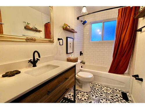 10313 110 Avenue, Peace River, AB - Indoor Photo Showing Bathroom