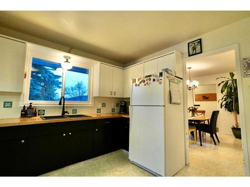 10313 110 Avenue, Peace River, AB - Indoor Photo Showing Kitchen