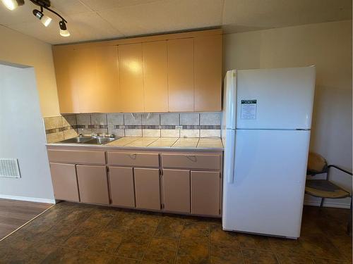 1-6-5109 50Th Street, High Prairie, AB - Indoor Photo Showing Kitchen With Double Sink