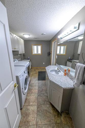 93 715010 Range Road 84, Rural Grande Prairie No. 1, County Of, AB - Indoor Photo Showing Laundry Room