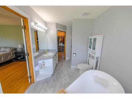 93 715010 Range Road 84, Rural Grande Prairie No. 1, County Of, AB - Indoor Photo Showing Bathroom