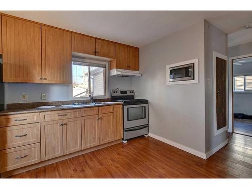 9610 Hillcrest Drive, Grande Prairie, AB - Indoor Photo Showing Kitchen