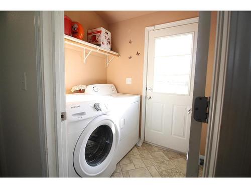 39 Deerglen Trailer Park, High Level, AB - Indoor Photo Showing Laundry Room