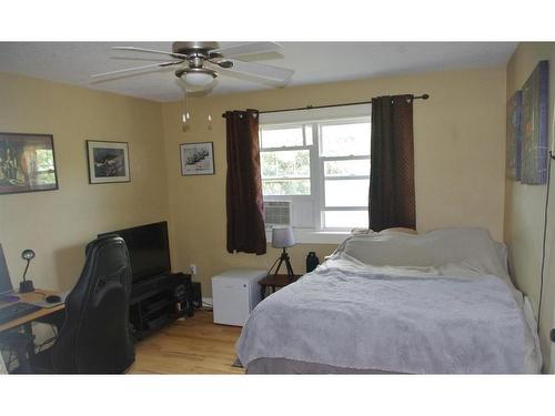 11301 100 Street, Fairview, AB - Indoor Photo Showing Bedroom