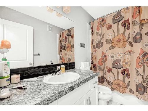 9718 113 Avenue, Clairmont, AB - Indoor Photo Showing Bathroom