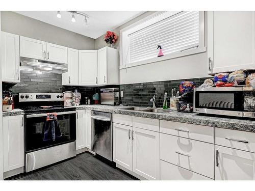 9718 113 Avenue, Clairmont, AB - Indoor Photo Showing Kitchen