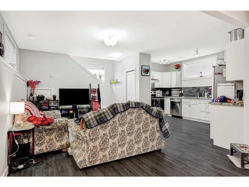9718 113 Avenue, Clairmont, AB - Indoor Photo Showing Living Room
