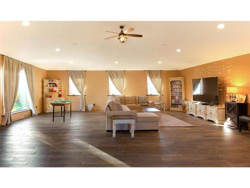 5710 Taylor Way, Rural Grande Prairie No. 1, County Of, AB - Indoor Photo Showing Living Room
