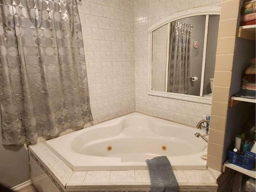 9619 102 Avenue, Clairmont, AB - Indoor Photo Showing Bathroom