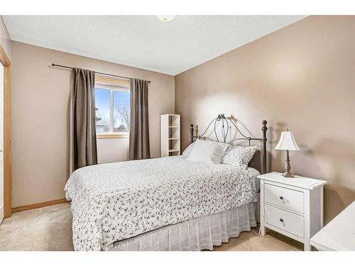 11724 89A Street, Grande Prairie, AB - Indoor Photo Showing Bedroom