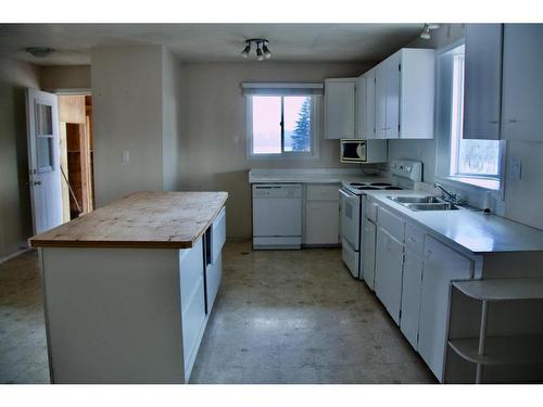 68362 43 Highway, Rural Greenview No. 16, M.D. Of, AB - Indoor Photo Showing Kitchen With Double Sink