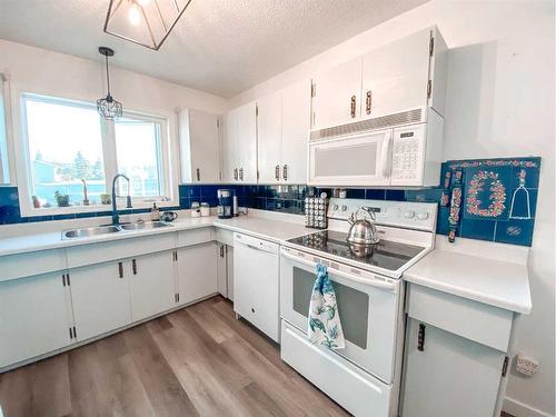 14 Sunset Drive, Spirit River, AB - Indoor Photo Showing Kitchen With Double Sink