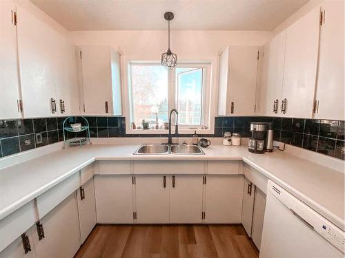 14 Sunset Drive, Spirit River, AB - Indoor Photo Showing Kitchen With Double Sink