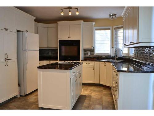10722 91 Street, Peace River, AB - Indoor Photo Showing Kitchen