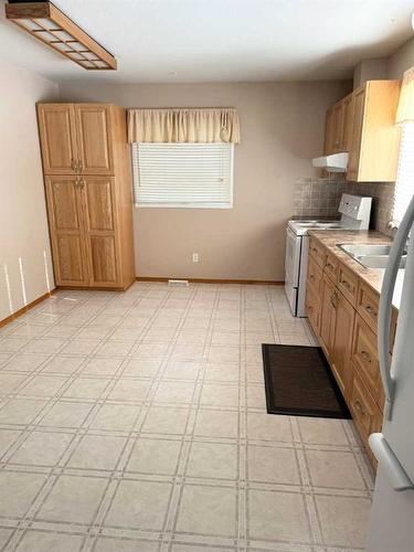 111 5Th Avenue S.W., Falher, AB - Indoor Photo Showing Kitchen