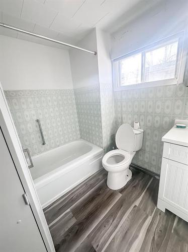 7 3 Avenue Sw, Falher, AB - Indoor Photo Showing Bathroom
