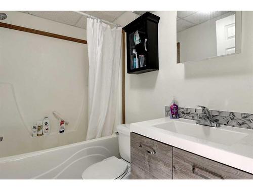 8902 69 Avenue, Grande Prairie, AB - Indoor Photo Showing Bathroom