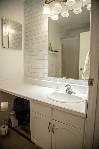 10710 103 Street, High Level, AB - Indoor Photo Showing Bathroom