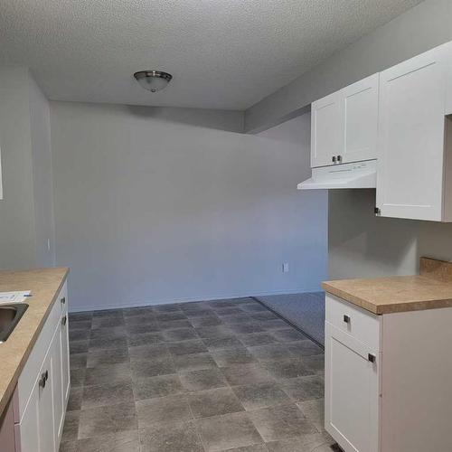 205-7802 99 Street, Peace River, AB - Indoor Photo Showing Kitchen