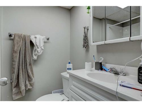9222 & 9224 94A Avenue, Grande Prairie, AB - Indoor Photo Showing Bathroom