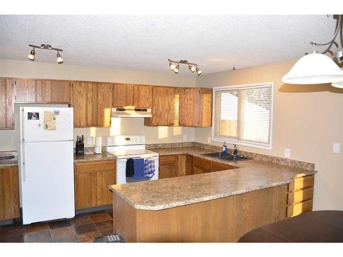 5409 47 Avenue, Grimshaw, AB - Indoor Photo Showing Kitchen With Double Sink