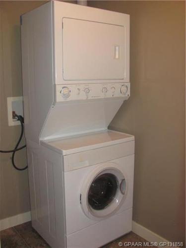102-9005 99 Street, Peace River, AB - Indoor Photo Showing Laundry Room