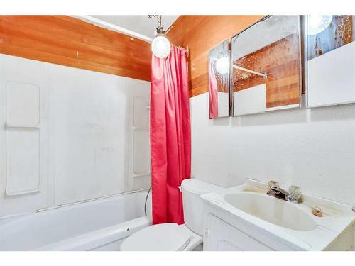 9605 Hillcrest Drive, Grande Prairie, AB - Indoor Photo Showing Bathroom