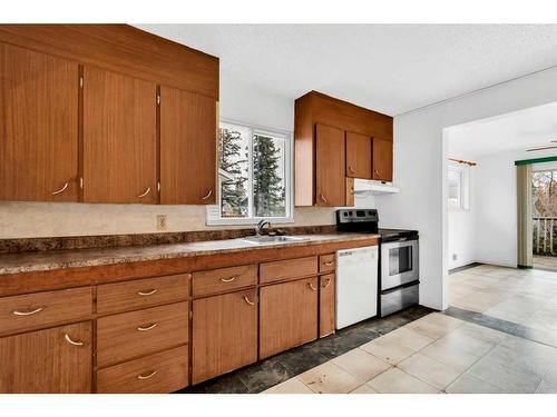 9605 Hillcrest Drive, Grande Prairie, AB - Indoor Photo Showing Kitchen With Double Sink