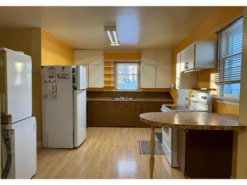 10514 110 Street, Fairview, AB - Indoor Photo Showing Kitchen With Double Sink