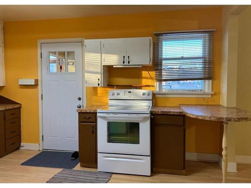 10514 110 Street, Fairview, AB - Indoor Photo Showing Kitchen