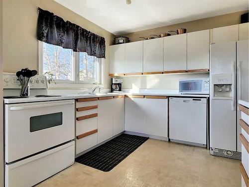 10202 97 Avenue, Grande Cache, AB - Indoor Photo Showing Kitchen