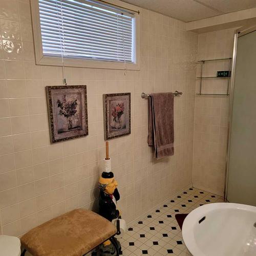 4910 53 Street, Grimshaw, AB - Indoor Photo Showing Bathroom