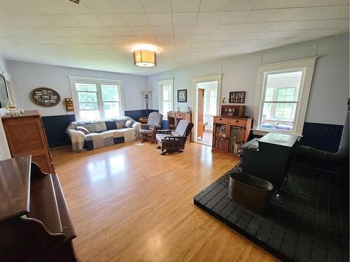 850070 743 Highway, Rural Northern Lights, County Of, AB - Indoor Photo Showing Living Room