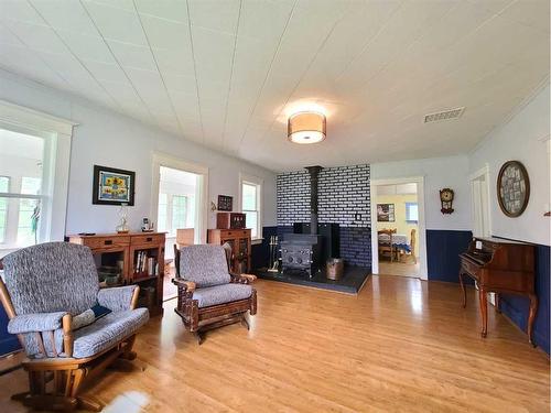 850070 743 Highway, Rural Northern Lights, County Of, AB - Indoor Photo Showing Living Room