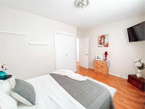 4607 53 Street, Rycroft, AB - Indoor Photo Showing Bedroom