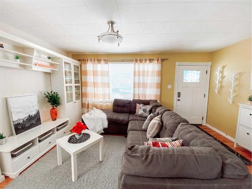 4607 53 Street, Rycroft, AB - Indoor Photo Showing Living Room