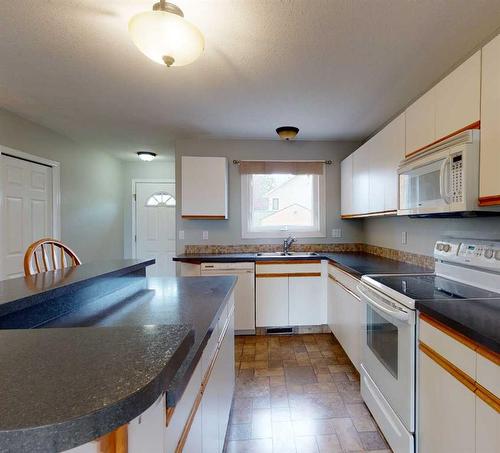 103-9603 102 Street, Grande Prairie, AB - Indoor Photo Showing Kitchen With Double Sink