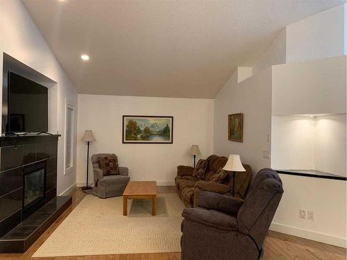 7125 115 Street, Grande Prairie, AB - Indoor Photo Showing Living Room
