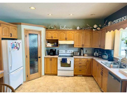 104 Central Avenue Nw, Falher, AB - Indoor Photo Showing Kitchen With Double Sink